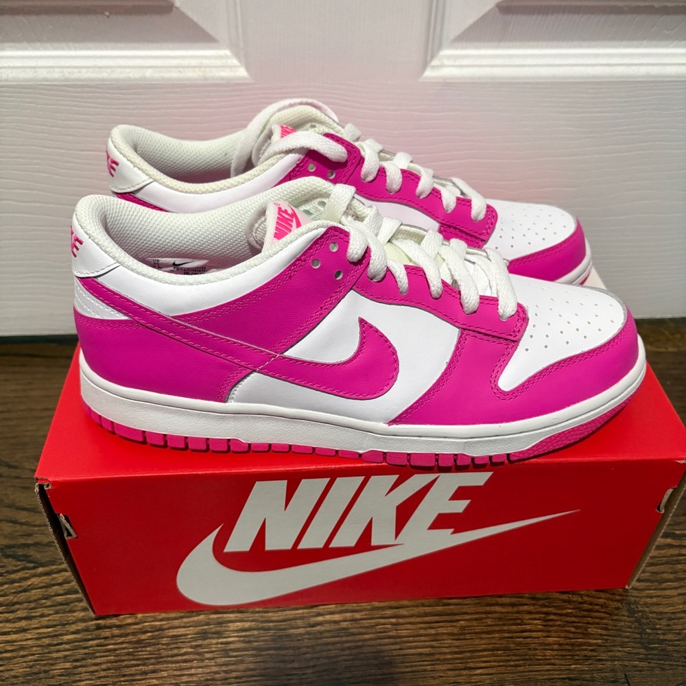 Nike Kids Sneakers in Pink and White - Picture 3 of 8